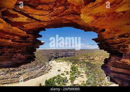 Naturfenster mit Blick auf die Murchison River Schlucht in Kalbarri, Western Australia. Beliebter Touristenort. Stockfoto