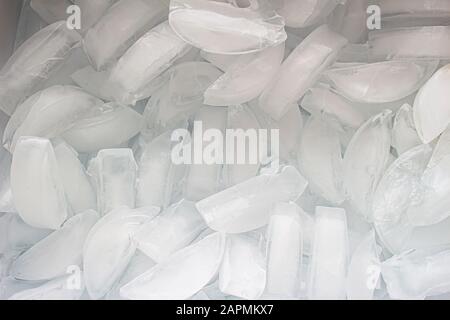 Viele Crescent Shaped Eiswürfel Stockfoto