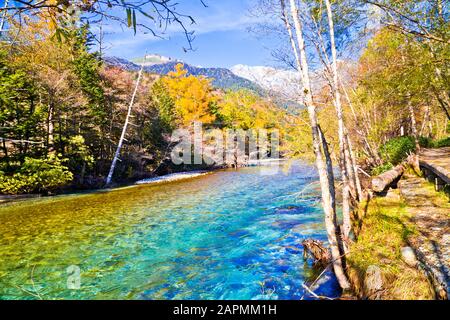 Der Fluss Azusa fließt durch den Kamikochi-Nationalpark in der Präfektur Nagano, Japan. Die Herbstsaison ist wunderschön. Stockfoto