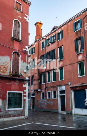 Architektonische Details an einem platz in Venedig, Italien. Stockfoto