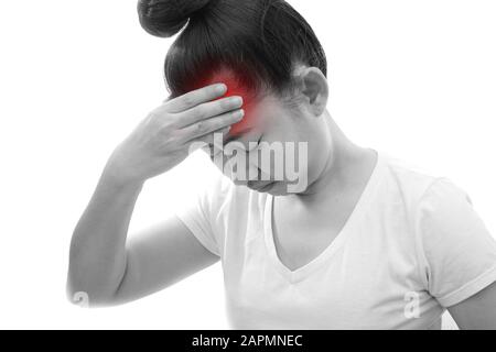 Junge Asiatin, die die Stirn mit Kopfschmerzen am weißen Hintergrund berührt, Frauen haben ein Konzept für Fieber, gesundheitliche Beschwerden Stockfoto
