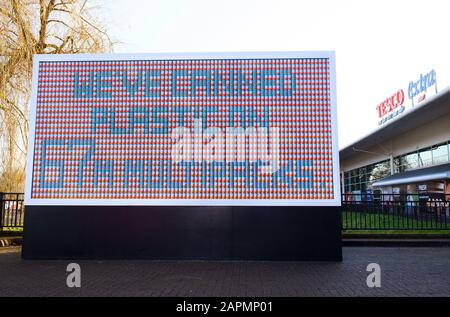 Redaktionelle VERWENDUNG AUSSERHALB von Tesco Extra in Watford WIRD NUR EINE "Plakatwand" aus Dosen von Lebensmitteln enthüllt, da der Supermarkt die Entfernung von Kunststoff-Schrumpfhüllen aus mehrpackigen verzinnten Waren ab März ankündigt. Stockfoto