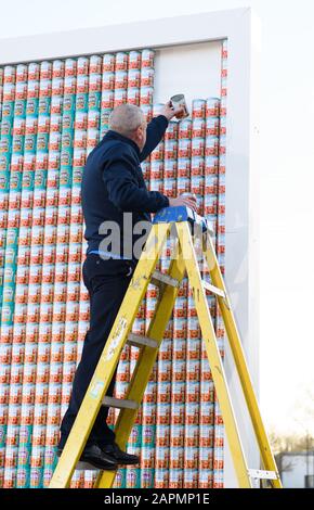 Redaktionelle VERWENDUNG AUSSERHALB von Tesco Extra in Watford WIRD NUR EINE "Plakatwand" aus Dosen von Lebensmitteln enthüllt, da der Supermarkt die Entfernung von Kunststoff-Schrumpfhüllen aus mehrpackigen verzinnten Waren ab März ankündigt. Stockfoto