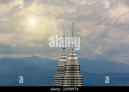 Malasia, Kuala Lumpur, 6. märz 2017. Blick auf den Gipfel des Petronas-Gebäudes Stockfoto