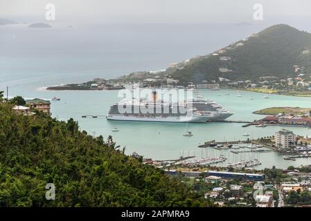 Road Town, britische Jungferninseln - 16. Dezember 2018: Kreuzfahrtschiffe Riviera und Costa Magica moorierten im Road Harbor, Road Town in Tortola, British Vir Stockfoto