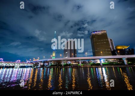 Tokio Skyline auf dem Sumida River bei Nacht, Japan Stockfoto