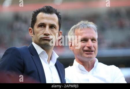 München München, Deutschland. Mai 2018. Firo Football, Soccer, 12.05.2018 1. Bundesliga, 1. BL Saison 2012 / 2018 FCB FC Bayern München München München München München München München München München - VfB Stuttgart 1: 4 FCB-Manager Sportdirektor Hasan SalihamidÅ IA ‡ Salihamidzic, VfB-Manager Sportdirektor Michael Reschke weltweite Nutzung Credit: Dpa / Alamy Live News Stockfoto
