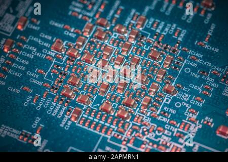 Nahaufnahme mit Mikrochips von einem elektrischen Gerät oder Computer. Konzept der modernen Technologie. Konzept der Elektronik und Mikrochips. SMD Stockfoto
