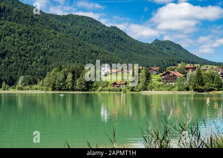 Weißensee vor den Bergen der bayerischen alpen gegen einen blauen Himmel bei fuessen, allgaeu, bayern, süddeutschland Stockfoto