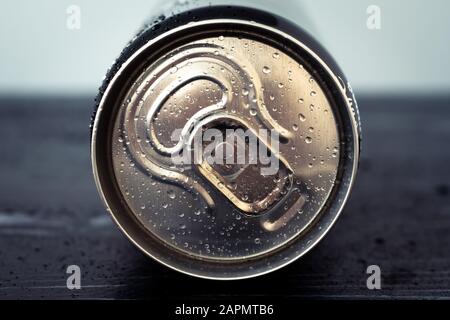 Metallgetränke-Dose mit Wassertropfen. Glänzende Cola können sich schließen. Goldene Getränkeflasche, Deckel der Verpackung von Limonade, Tonika. Draufsicht Stockfoto