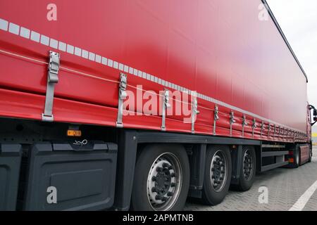 LKW-Transport. Blick auf die Plane, die den Auflieger des Staplers bedeckt. Stockfoto