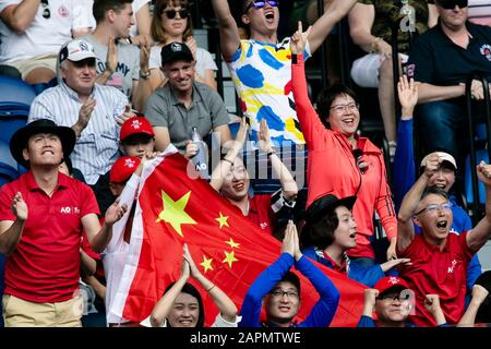 Melbourne, Australien. Januar 2020. Chinesische Tennisfans jubeln beim Tennisturnier Australian Open Grand Slam 2020 in Melbourne, Australien an. Frank Molter/Alamy Live News Stockfoto