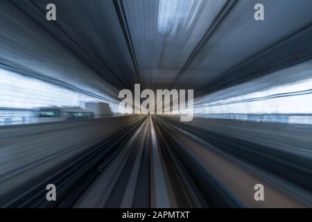 Bewegungsunschärfe des auf dem Tunnel fahrenden Zuges in Tokio, Japan Stockfoto
