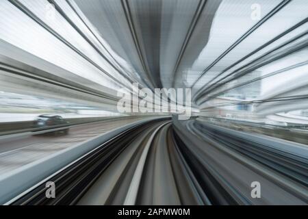 Bewegungsunschärfe des auf dem Tunnel fahrenden Zuges in Tokio, Japan Stockfoto