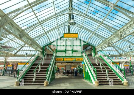 Treppenhaus und Bahnsteig am U-Bahnhof Tynemouth, einem denkmalgeschützten Gebäude der Kategorie II, Tynemouth, Tyne and Wear, England, Großbritannien. Stockfoto