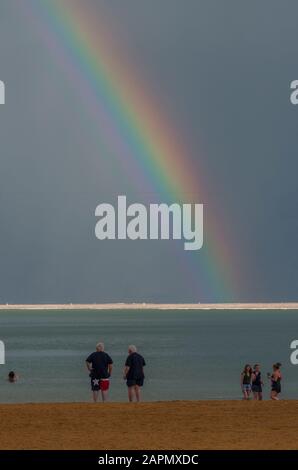 Urlauber am Toten Meer Stockfoto