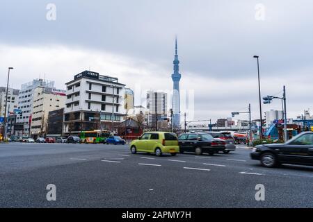 Tokio, JAPAN - 30. März 2019: Das Auto passiert die Kreuzung mit Tokyo Skytree Backgruond in Asakusa, Tokio, Japan. Stockfoto