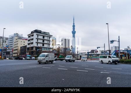 Tokio, JAPAN - 30. März 2019: Das Auto passiert die Kreuzung mit Tokyo Skytree Backgruond in Asakusa, Tokio, Japan. Stockfoto