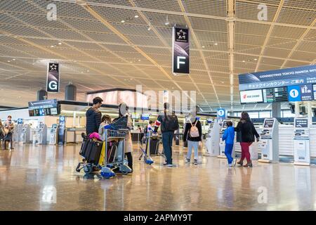 Tokio, JAPAN - 30. März 2019: Passagiere laufen am Abflugplatz von Terminal 1 am Narita International Airport, Tokio, Japan herum. Stockfoto