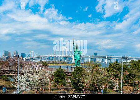 Tokio, JAPAN - 28. MÄRZ 2019: Unidentifizierter Tourist besuchte die Freiheitsstatue- und Regenbogenbrücke in Odaiba in Tokio, Japan Stockfoto