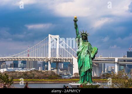 Tokio, JAPAN - 28. MÄRZ 2019: Freiheitsstatue und Regenbogenbrücke bei Odaiba in Tokio, Japan Stockfoto