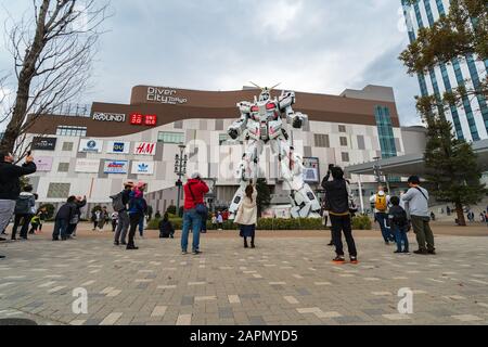 Tokio, JAPAN - 28. MÄRZ 2019: Unidentifizierter Tourist besuchte die Statue von Gundam vor dem DiverCity Tokyo Plaza, Japan Stockfoto