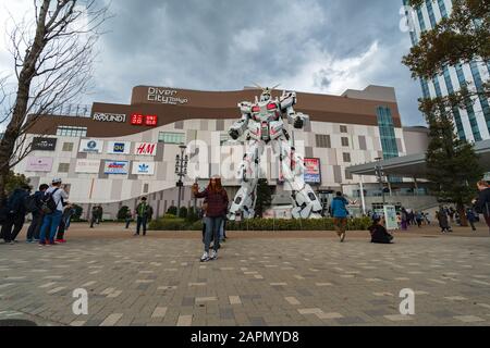 Tokio, JAPAN - 28. MÄRZ 2019: Unidentifizierter Tourist besuchte die Statue von Gundam vor dem DiverCity Tokyo Plaza, Japan Stockfoto