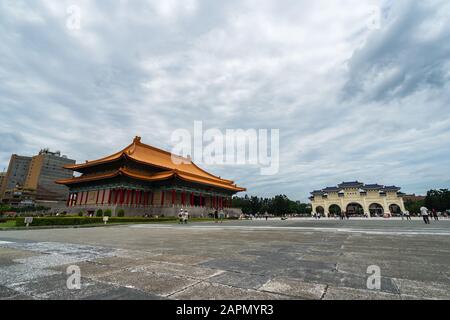 National Theatre Hall und Liberty Square Haupttor der Chiang Kai-Schek Memorial Hall in Taipeh, Taiwan Stockfoto