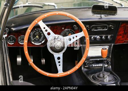 Cabrio-Oldtimer, Holzlenkrad und Armaturenbrett Nahaufnahme. Stockfoto