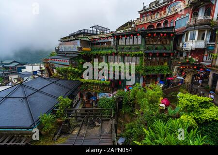 Jiufen, Taiwan - 10. Juni 2019: Ein Mei Teehaus an der Jiufen Old Street in Raining Day, Taiwan, der berühmte Touristenort und beliebte Szene in Der Temperamentvollen Awa Stockfoto