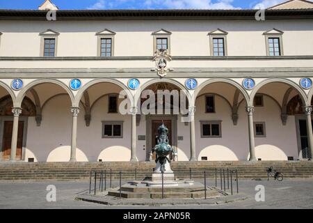 Ospedale degli Innocentis / Krankenhaus der Innocents, Piazza della Stissima Annunziata, Florenz, Italien. Stockfoto