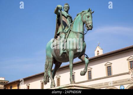 Reiterstandbild von Ferdinando I auf der Piazza della Santissima Annunziata, Florenz, Italien. Stockfoto