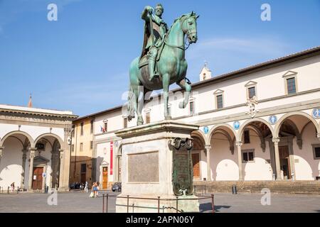 Reiterstandbild von Ferdinando I auf der Piazza della Santissima Annunziata, Florenz, Italien. Stockfoto