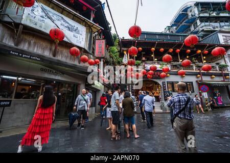 Jiufen, Taiwan - 10. Juni 2019: Nicht identifizierte Menschen besuchen die alte Stadt Jiufen in der Stadt Neu-Taipeh, Taiwan. Stockfoto