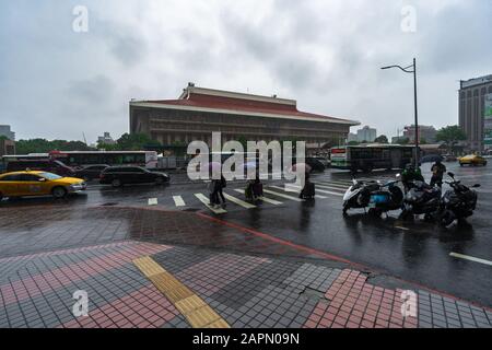 Taipeh, Taiwan - 11. Juni 2019: Hauptbahnhof Taipeh mit fallendem Regen in Taipeh, Taiwan Stockfoto