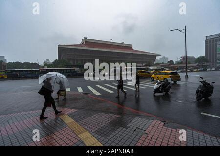 Taipeh, Taiwan - 11. Juni 2019: Hauptbahnhof Taipeh mit fallendem Regen in Taipeh, Taiwan Stockfoto