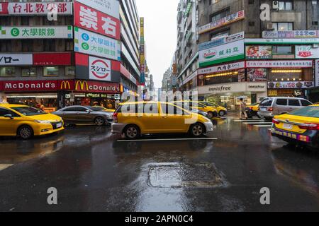 Taipeh, Taiwan - 11. Juni 2019: Verkehr auf der Straße mit fallendem Regen im Bezirk Ximen, Taipeh, Taiwan Stockfoto