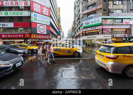 Taipeh, Taiwan - 11. Juni 2019: Verkehr auf der Straße mit fallendem Regen im Bezirk Ximen, Taipeh, Taiwan Stockfoto