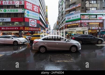 Taipeh, Taiwan - 11. Juni 2019: Verkehr auf der Straße mit fallendem Regen im Bezirk Ximen, Taipeh, Taiwan Stockfoto