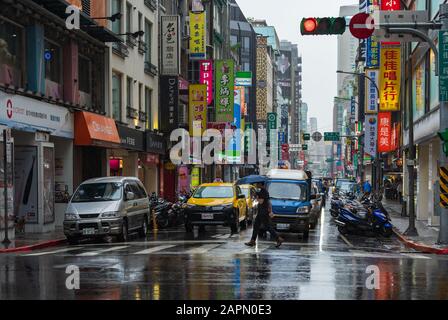 Taipeh, Taiwan - 11. Juni 2019: Verkehr auf der Straße mit fallendem Regen im Bezirk Ximen, Taipeh, Taiwan Stockfoto