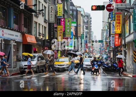 Taipeh, Taiwan - 11. Juni 2019: Verkehr auf der Straße mit fallendem Regen im Bezirk Ximen, Taipeh, Taiwan Stockfoto