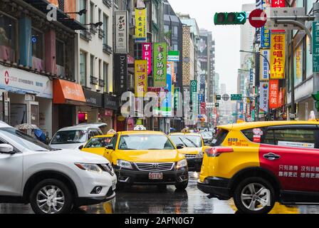 Taipeh, Taiwan - 11. Juni 2019: Verkehr auf der Straße mit fallendem Regen im Bezirk Ximen, Taipeh, Taiwan Stockfoto