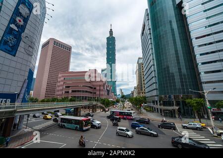 Taipeh, Taiwan - 9. Juni 2019: Turm Taipei 101 mit Verkehrsbehinderungen in Taipeh, Taiwan Stockfoto