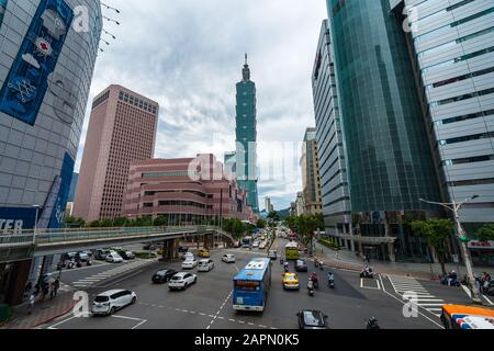 Taipeh, Taiwan - 9. Juni 2019: Turm Taipei 101 mit Verkehrsbehinderungen in Taipeh, Taiwan Stockfoto