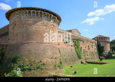 Rocca Sforzesca, eine restaurierte Steinburg aus dem 14. Jahrhundert in Imola, Italien. Stockfoto