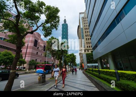 Taipeh, Taiwan - 9. Juni 2019: Städtisches Leben und Verkehr auf der Straße mit dem Taipei 101-Turm in Taipeh, Taiwan Stockfoto