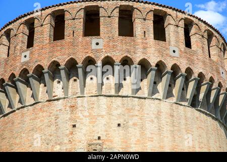 Rocca Sforzesca (Ausschnitt), eine restaurierte Steinburg aus dem 14. Jahrhundert in Imola, Italien. Stockfoto