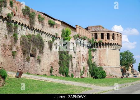 Rocca Sforzesca, eine restaurierte Steinburg aus dem 14. Jahrhundert in Imola, Italien. Stockfoto