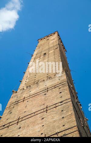 Asinelli, einer der beiden Türme von Bologna, Italien. Stockfoto