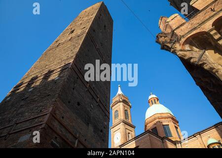 Kirche der Heiligen Bartholomäus und Cajetan & Asinelli, einer der beiden berühmten Türme in Bologna, Italien. Stockfoto